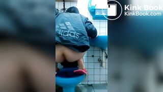 Thai girl make pooping video