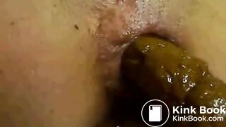 Mature babe shitting