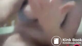 Gordinha comendo a própria merda