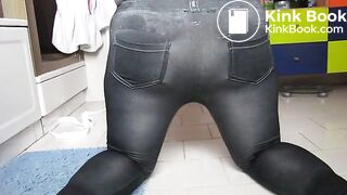 Big Bottomed White Girl In The Bathroom