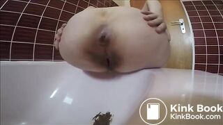 Hot bubble butt babe shitting in bathtub
