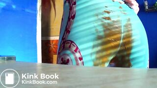 Betty pooping in her blue leggings