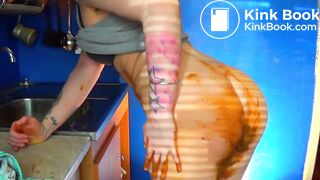 Betty pooping in her blue leggings