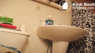 Toilets - Cute American Girl Pooping [2]