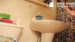 Toilets - Cute American Girl Pooping [2]