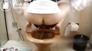 novinha squats on toilet n shits