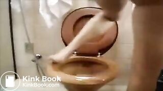 novinha squats on toilet n shits
