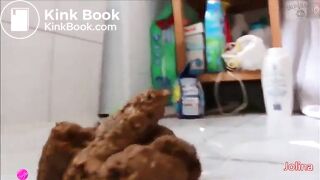 Stunning brunette takes a nice shit