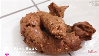 Stunning brunette takes a nice shit