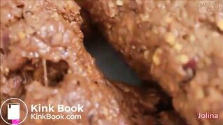 Stunning brunette takes a nice shit