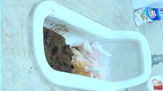 Japanese shitting on toilet. - video 3