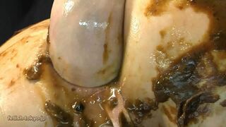 Girl really digs deep in her shitter for Brown Gold