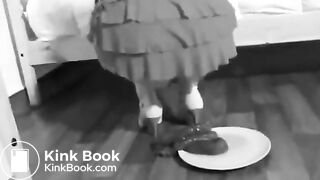 Blonde shitting (B & W Video)