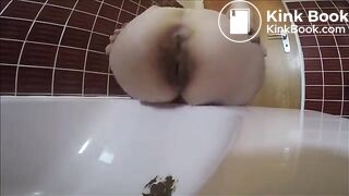 Bubble butt girl shitting in bathtub