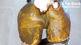 woman shits jeans and smears, puts on a show