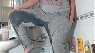 COMPLET SCAT MASTURBATION IN BATHROOM