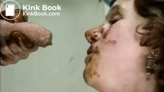 mulher lambendo bunda do macho suja de 'cocô'