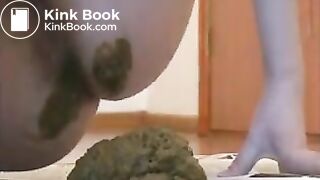 Beautiful ass pooping on a newspaper