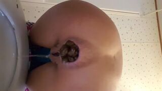 Huge dump from petite girl