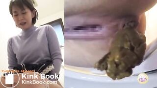 Sexy jap girl poops on toilet