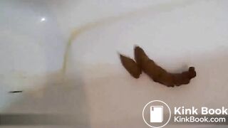 Blonde shitting and pissing inside the bathtub