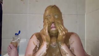 Shit in the bath - video 2