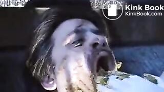 Glücklicher Mann wird angekackt