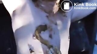 Glücklicher Mann wird angekackt