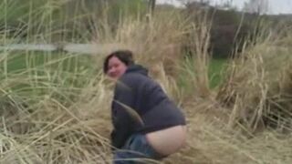Amateur bbw poops outside