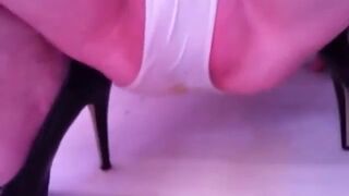 Girl teach how to eat shit poperly