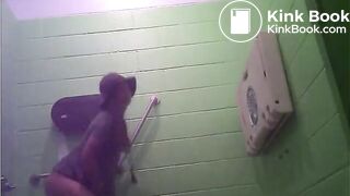 Girls pooping on the toliet - video 9