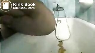 Ragazza stitica si fa un clistere evacuativo