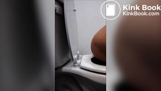 Thick butt taking a dump