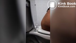 Thick butt taking a dump