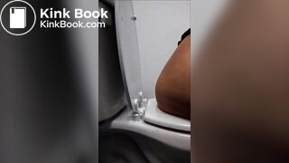 Thick butt taking a dump