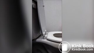 Thick butt taking a dump