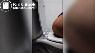Thick butt taking a dump