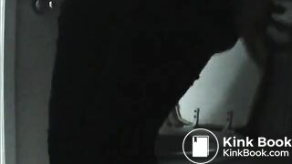 boazuda peituda caga no banheiro escuro