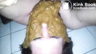 Girlfriend gives to her boy a diarrhea on his face