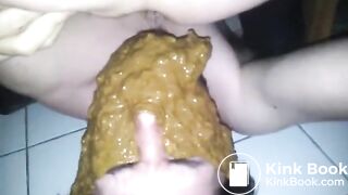 Girlfriend gives to her boy a diarrhea on his face