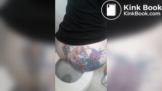 Tatoed woman take a big dump
