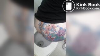 Tatoed woman take a big dump