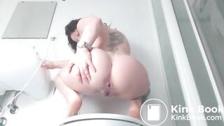 Sexy woman with tats pooping!!