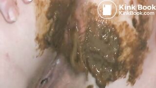 girl shitting - video 3