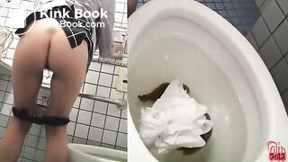 japeneses girls in toilet