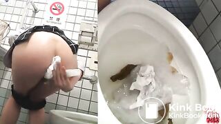 japeneses girls in toilet