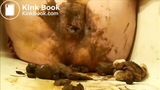 Hot BBW stuffing her cunt with shit