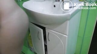 Girl needs to go on the potty