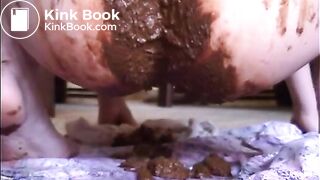 Hot amateur girl playing with her fresh shit