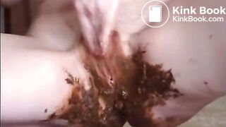 Hot amateur girl playing with her fresh shit